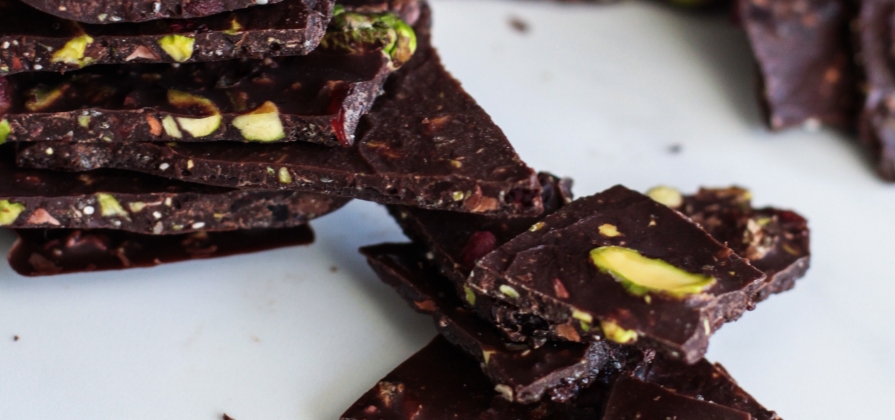 pistachio and cranberry chocolate bark - green and red cacao bark